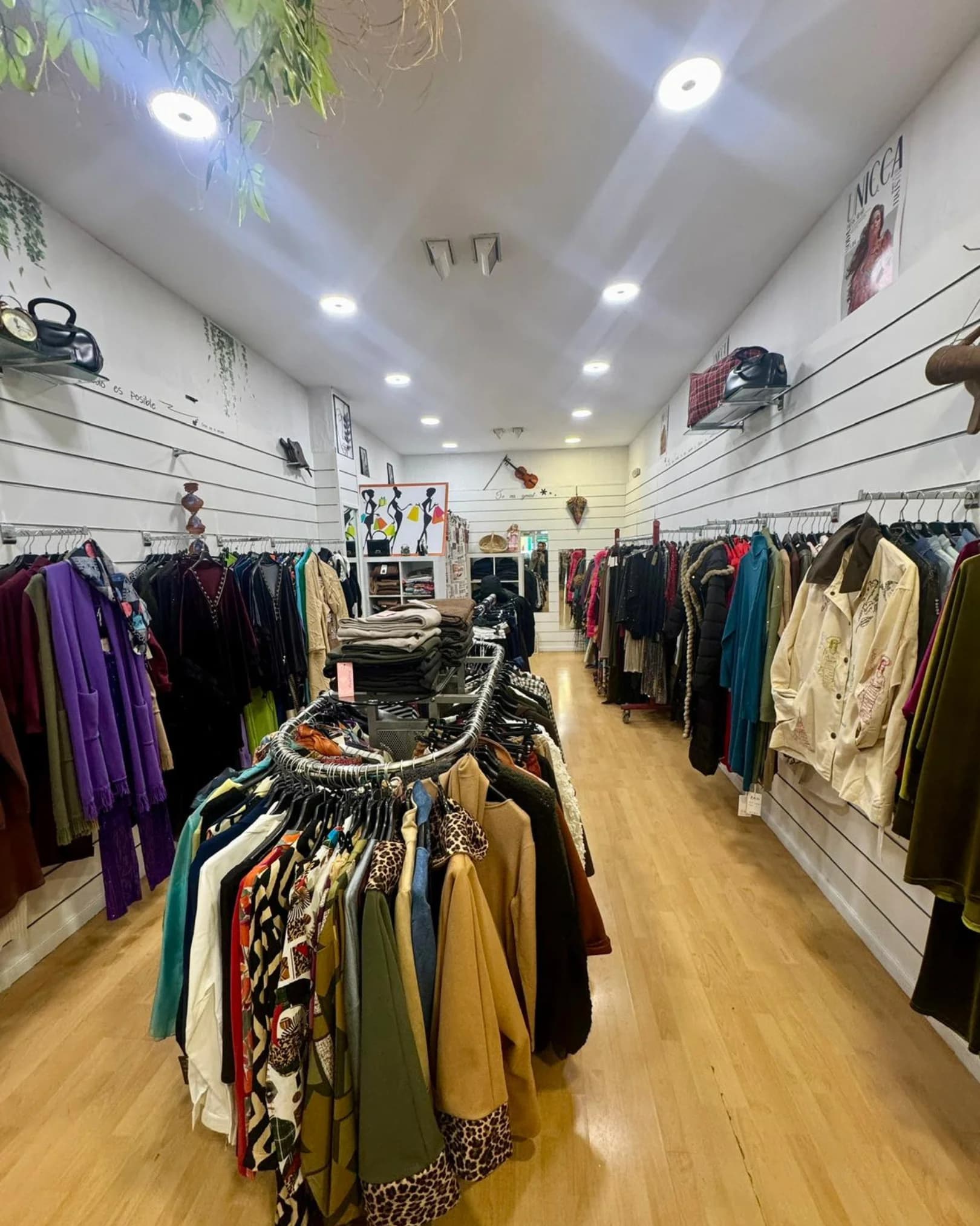 Interior de la tienda Unicca Moda en Chamartín - Amplia selección de ropa mujer