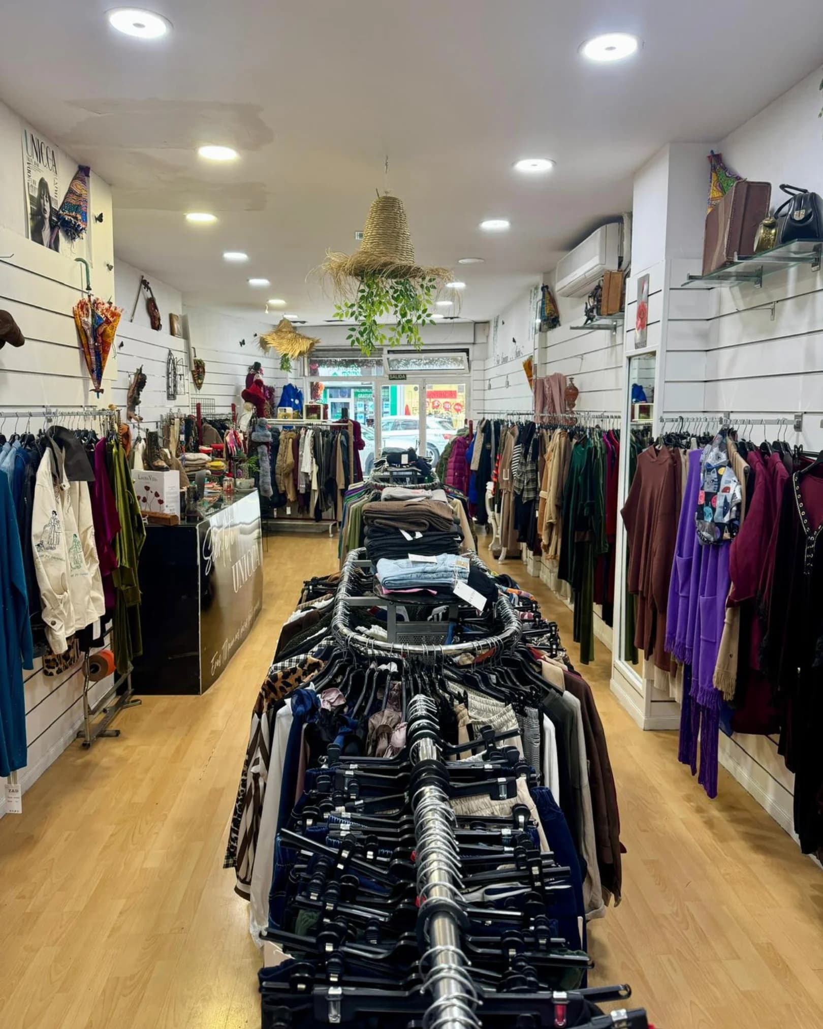 Percheros con colección actual de Unicca Moda - Ropa mujer tallas grandes